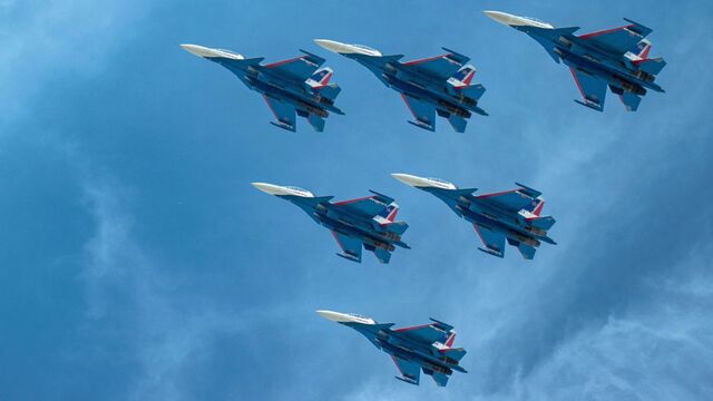 Тысячи жителей и гостей Барнаула посмотрели авиашоу «Русских Витязей» - Алтайская правда, 30.08.2025