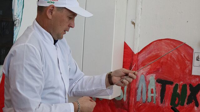 Как в Алтайском крае выбирали лучших операторов по искусственному осеменению КРС - Алтайская правда, 31.08.2025