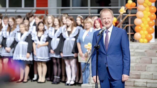 1 сентября Виктор Томенко посетил несколько школ Заринска - Алтайская правда, 01.09.2025
