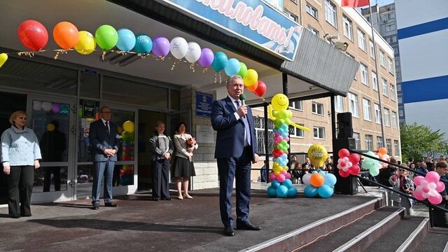 В школу вместе с внучкой. Александр Романенко побывал на линейке в барнаульской гимназии № 22 - Алтайская правда, 01.09.2025
