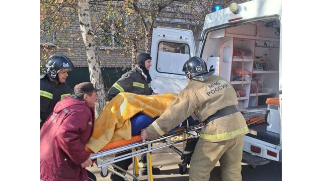 Пожарные пришли на помощь жителю Камня-на-Оби, который повредил спину - Алтайская правда, 25.10.2025