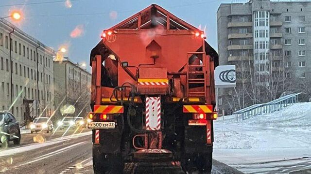 Дорожники Барнаула контролируют ситуацию в непогоду - Алтайская правда, 04.11.2025