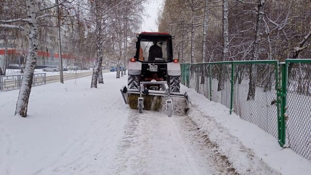 В Барнауле устраняют последствия снегопада - Алтайская правда, 07.11.2025