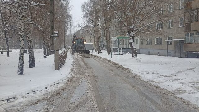 73 единицы техники очищают Барнаул от снега - Алтайская правда, 09.11.2025