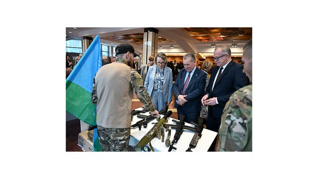 "Время выбрало нас": в Барнауле состоялась встреча героев фронта и тыла "Время выбрало нас": в Барнауле состоялась встреча героев фронта и тыла - Алтайская правда, 13.11.2025