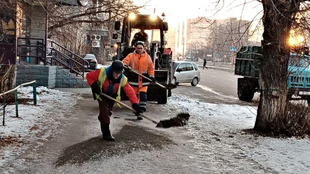 Дорожники посыпают улицы Барнаула песком Дорожники посыпают улицы Барнаула песком - Алтайская правда, 17.11.2025