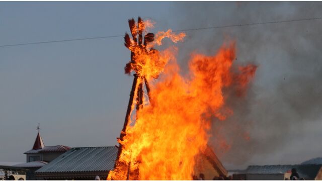Сожжением шестиметрового чучела завершилась рекордная Сибирская масленица - Алтайская правда, 21.02.2026