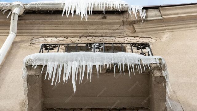 В Барнауле усилили очистку кровель и дворов от снега и наледи - Алтайская правда, 05.03.2026