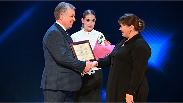 Александр Романенко вручил награды краевого парламента заслуженным работникам ЖКХ и бытового обслуживания - Алтайская правда, 13.03.2026