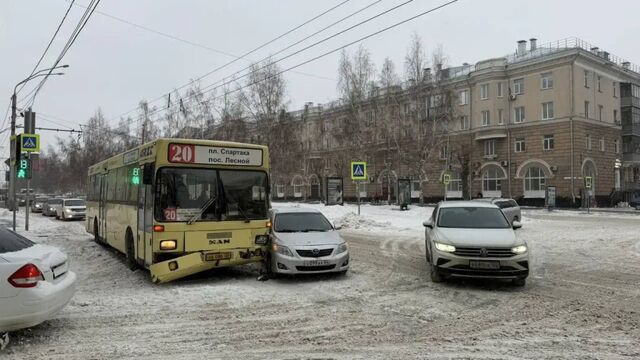 В центре Барнаула столкнулись автобус и легковой автомобиль - Алтайская правда, 13.03.2026