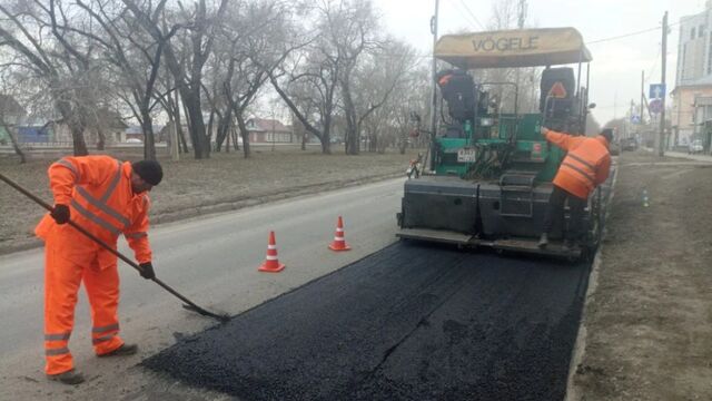 В Барнауле начали ремонтировать дороги горячим асфальтом - Алтайская правда, 12.04.2026