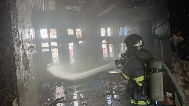 Двухэтажное здание сгорело в Барнауле - Алтайская правда, 25.04.2026