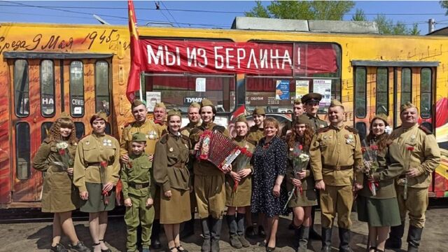 По Барнаулу курсирует трамвай «Домой с Победой!» - Алтайская правда, 07.05.2026
