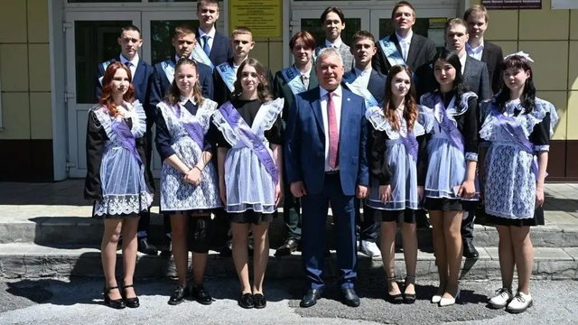 В добрый путь! Александр Романенко поздравил курьинских 11-классников с окончанием школы - Алтайская правда, 26.05.2026