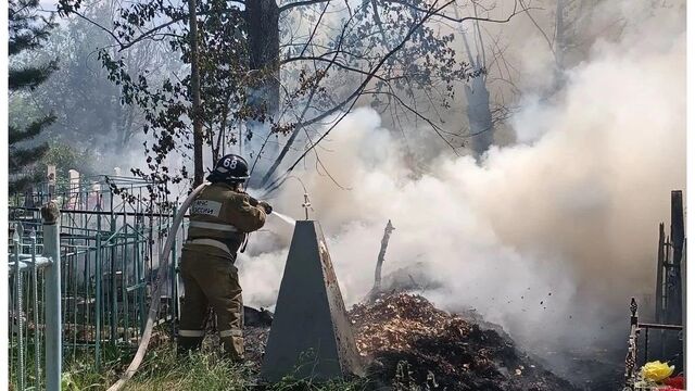 Крупный ландшафтный пожар площадью в один гектар тушат в алтайском райцентре - Алтайская правда, 09.06.2026