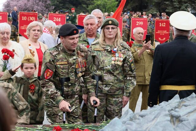 Южноуральцы возложили цветы к мемориалу «Вечный огонь» в память о героях войны - Издательский дом "Губерния", 09.05.2025