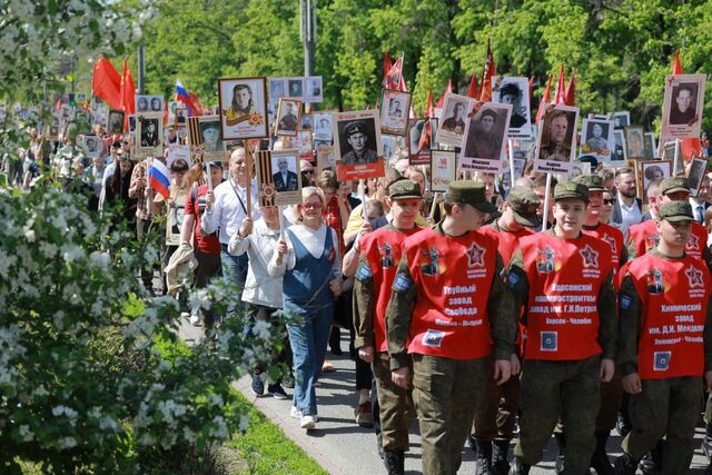 Десятки тысяч южноуральцев с портретами своих героев присоединились к «Бессмертному полку» - Издательский дом "Губерния", 09.05.2025