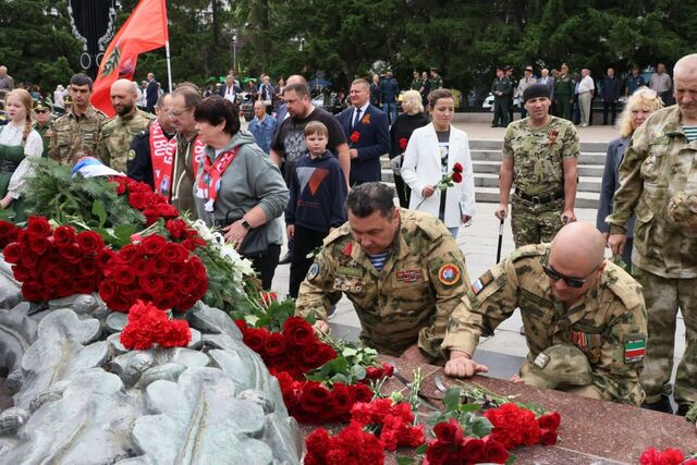 В память о погибших героях Великой Отечественной войны в Челябинске возложили цветы к Вечному огню - Издательский дом "Губерния", 22.06.2025