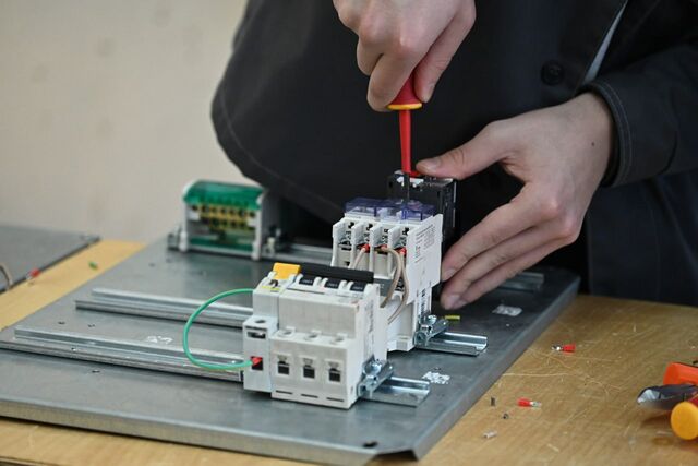 Не сдавшие экзамены челябинские девятиклассники получат профессию бесплатно - Издательский дом "Губерния", 19.11.2025