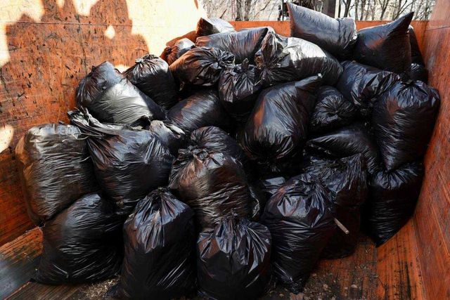 Припаркованные машины около санаториев Чебаркуля и Миасса блокируют вывоз мусора - Издательский дом "Губерния", 11.07.2026