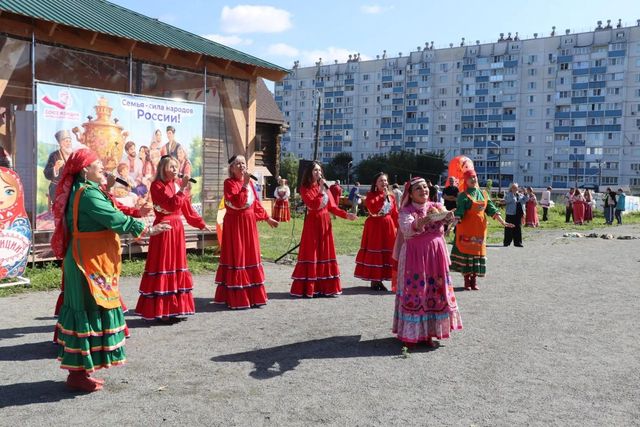 Копейчане водили хороводы и фотографировались с огромной матрешкой - Издательский дом "Губерния", 20.08.2026