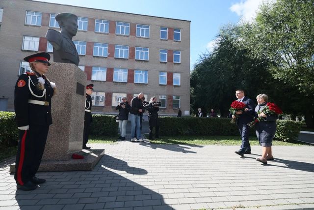 Губернатор встретился с матерью Героя России в обновленной школе Челябинска - Издательский дом "Губерния", 01.09.2026