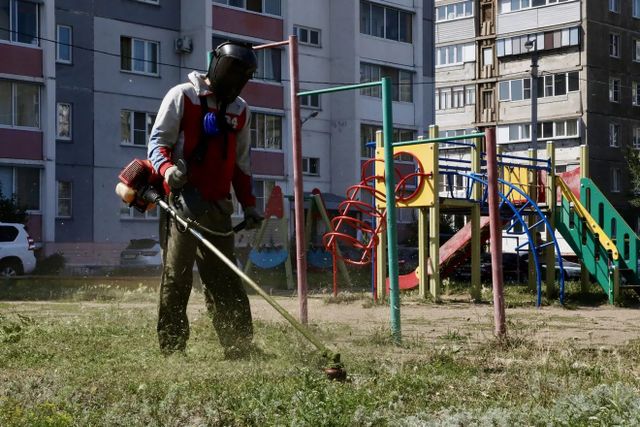 В Магнитогорске продолжается плановый покос травы на газонах в жилых микрорайонах. - Новости Магнитогорска Верстов.Инфо, 29.07.2026