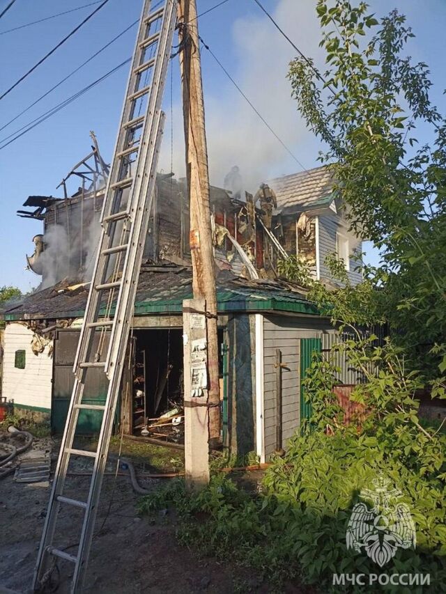 Барнаульские пожарные предотвратили взрыв газа во время пожара в частном доме - Телевидение Алтайского края Катунь 24, 01.06.2023