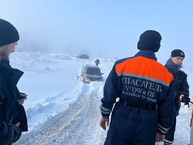 Алтайские спасатели в свободное от работы время помогли водителю выбраться из снежного плена - Телевидение Алтайского края Катунь 24, 06.01.2025