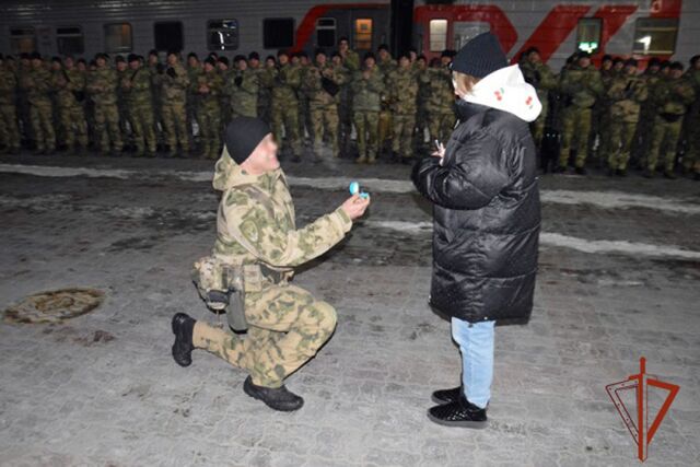 Боец СВО сделал предложение своей девушке на вокзале в Барнауле - Телевидение Алтайского края Катунь 24, 14.03.2025