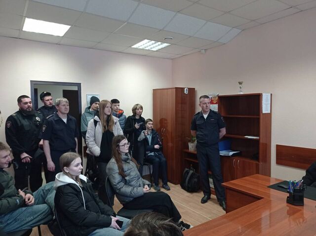 На Алтае транспортные полицейские провели выездной урок безопасности для школьников - Телевидение Алтайского края Катунь 24, 23.04.2025