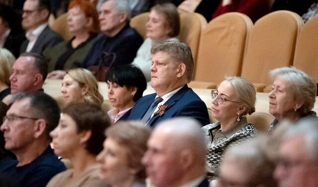 Полпред президента России в СФО посетил концерт Кубанского казачьего хора, приуроченный к 80-летию Победы в Великой Отечественной войне - Телевидение Алтайского края Катунь 24, 09.05.2025