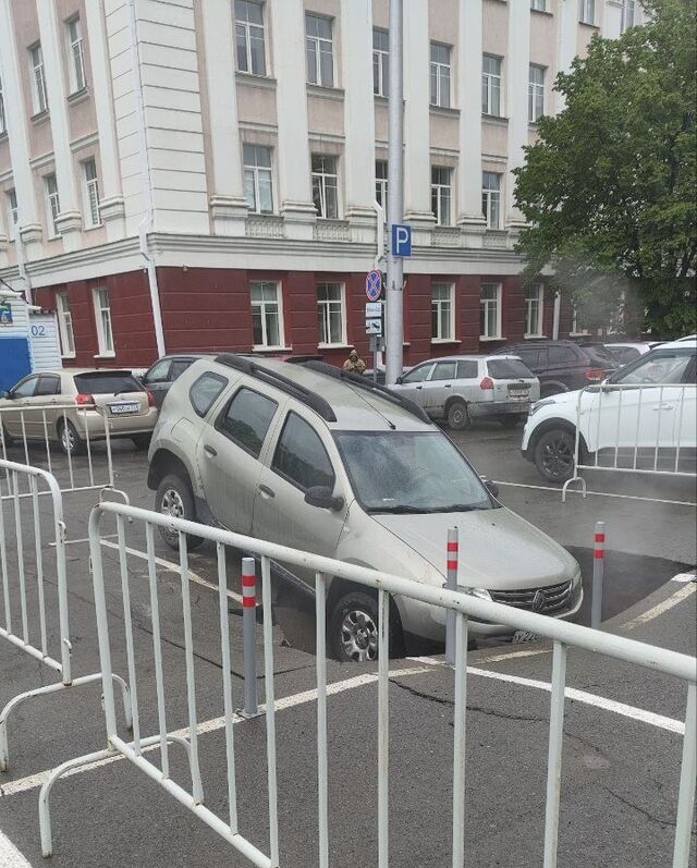 Коммунальные службы приступают к устранению аварии у корпуса Алтайского государственного университета на проспекте Ленина - Телевидение Алтайского края Катунь 24, 13.05.2025