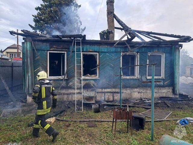 Почти 30 человек тушили пожар в частном доме в Барнауле - Телевидение Алтайского края Катунь 24, 20.05.2025