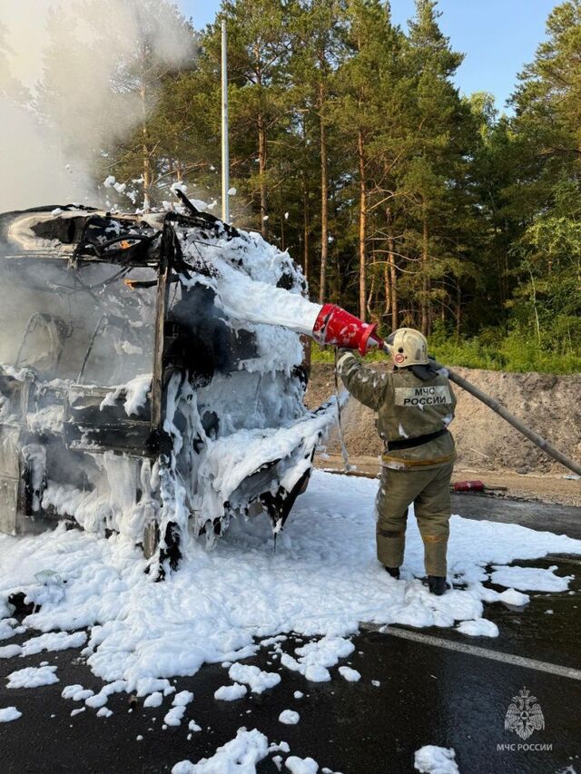 Автобус загорелся на пересечении шоссе Ленточный бор и Южный тракт в Барнауле - Телевидение Алтайского края Катунь 24, 19.06.2025