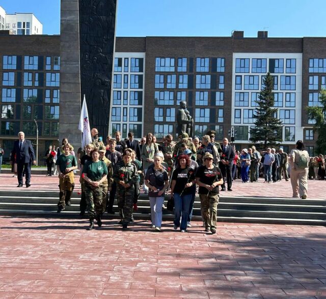 В День памяти и скорби в Барнауле возложили цветы к Мемориалу Славы - Телевидение Алтайского края Катунь 24, 22.06.2025