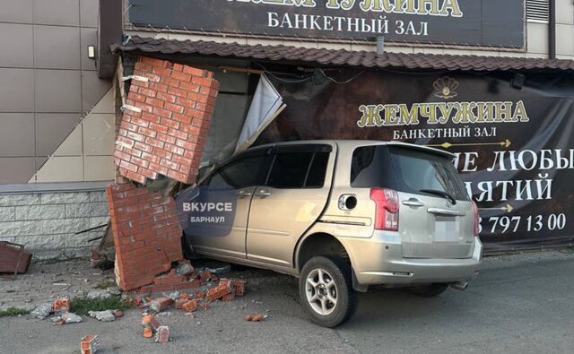 Автомобиль протаранил кирпичную стену в Барнауле - Телевидение Алтайского края Катунь 24, 30.06.2025
