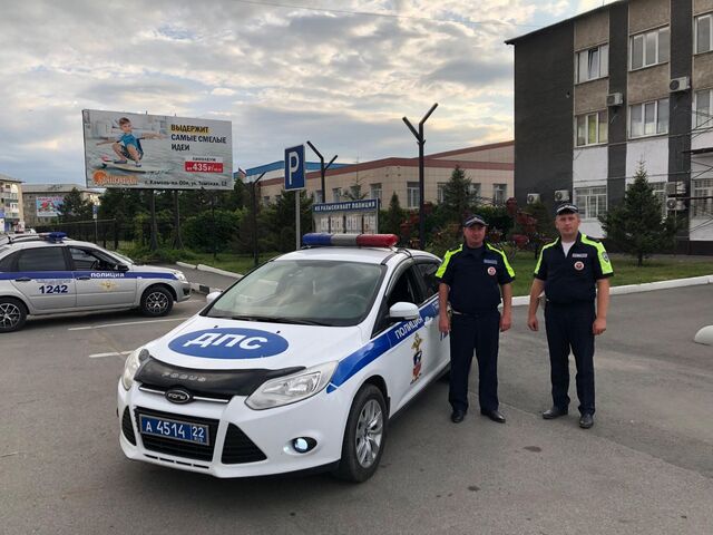 Инспекторы ДПС спасли семью из горящего дома в Камне-на-Оби - Телевидение Алтайского края Катунь 24, 02.07.2025