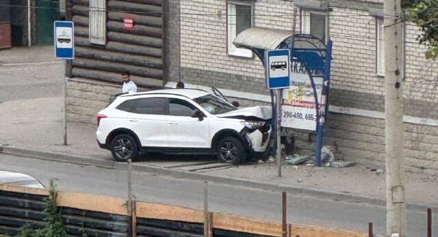 Автомобиль врезался в остановку в Барнауле - Телевидение Алтайского края Катунь 24, 01.08.2025