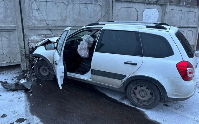 Водитель Lada врезался в бетонный забор и скончался в Воронеже - Обозреватель.Врн, 05.02.2025