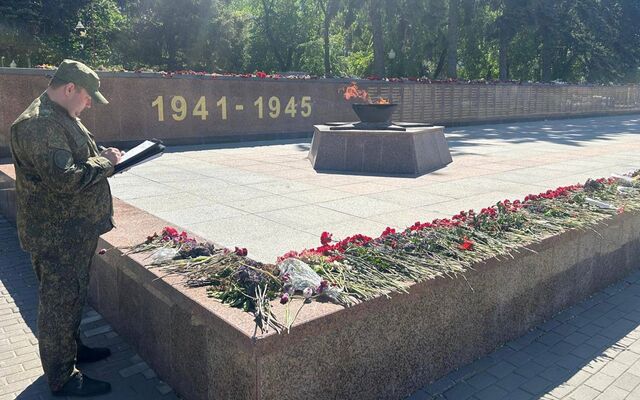 Следователи возбудили уголовное дело после сжигания цветов у Памятника Славы в Воронеже - Обозреватель.Врн, 16.05.2025
