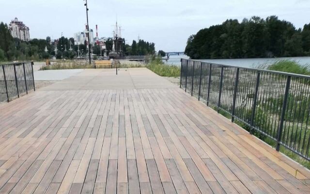 Дефекты деревянного покрытия устранили на Петровской набережной в Воронеже - Обозреватель.Врн, 20.06.2025