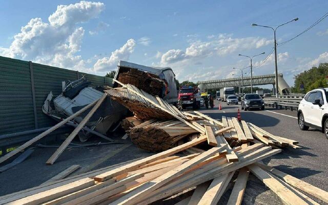 Частично перекрыли движение на трассе М-4 «Дон» из-за ДТП под Воронежем - Обозреватель.Врн, 18.07.2025