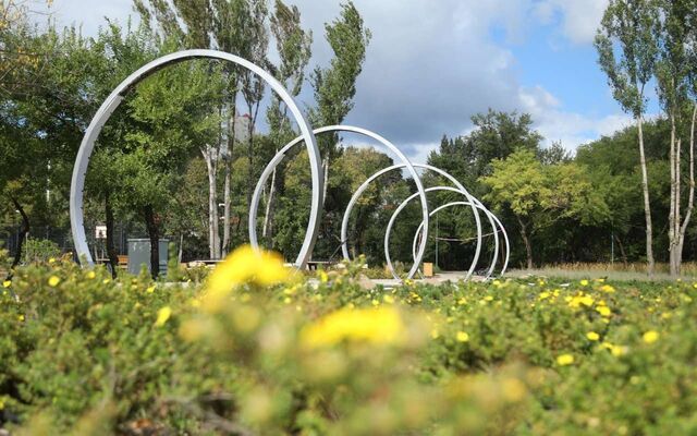 Арки с искусственным туманом установили на Петровской набережной в Воронеже - Обозреватель.Врн, 13.09.2025