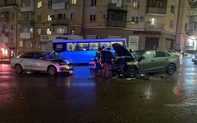 Три человека пострадали в лобовом ДТП в Воронеже - Обозреватель.Врн, 12.11.2025