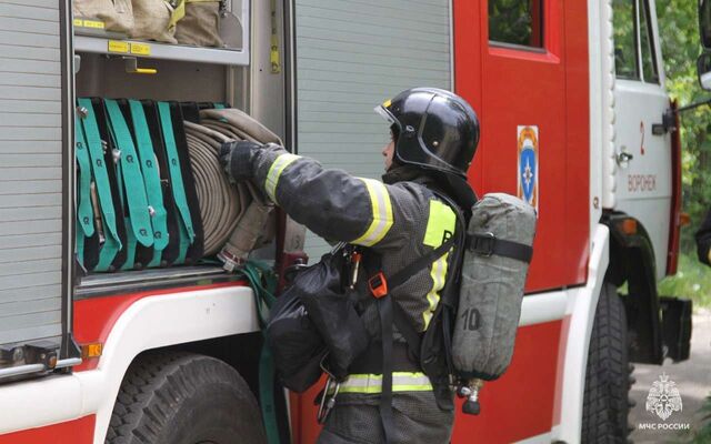 Пожарные приехали на вызов к гимназии Басова в центре Воронежа - Обозреватель.Врн, 15.11.2025