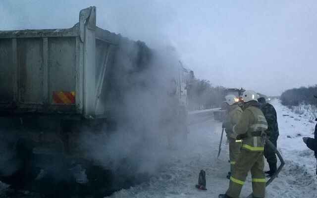 «Камаз» загорелся на трассе М-4 «Дон» в Воронежской области - Обозреватель.Врн, 11.03.2026