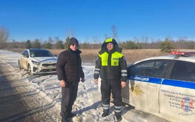 Из снежного плена вызволили водителя легковушки сотрудники ДПС в Воронежской области - Обозреватель.Врн, 12.03.2026