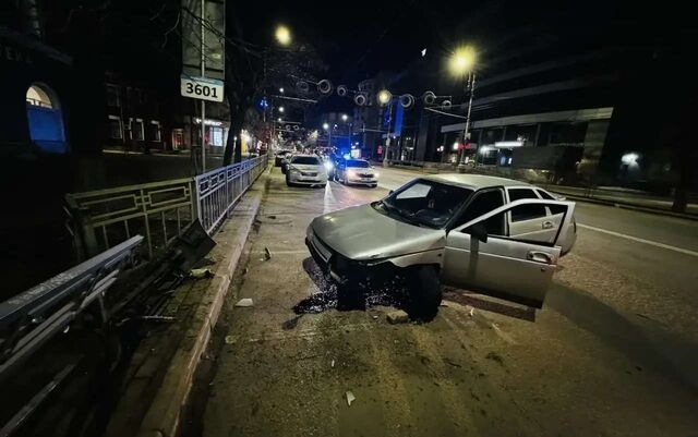 Водитель ВАЗа врезался в ограждение и погиб в Воронеже - Обозреватель.Врн, 16.03.2026