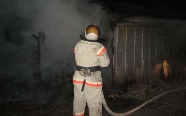 Огонь повредил хозпостройку, жилой дом и автомобиль в Воронеже - Обозреватель.Врн, 19.03.2026